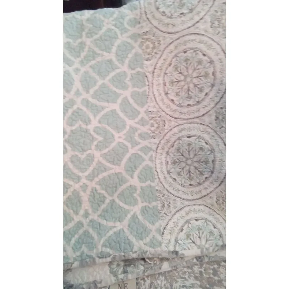 Quilted Bedspread Coverlet Reversible Floral Medallion Pattern‎ Bedding